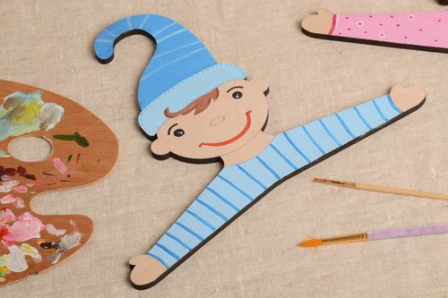 Percha artesanal para ropa infantil regalo original decoración de hogar - MADEheart.com