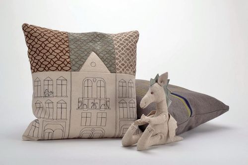 Подушка из хлопка и полиэстера с вышивкой Дом - MADEheart.com