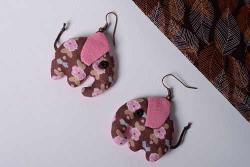 Boucles doreilles artisanales faites main en tissu éléphants rose marron - MADEheart.com