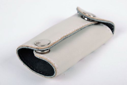Étui porte-clés en cuir blanc avec insertions métalliques - MADEheart.com