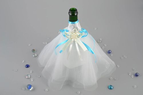Originelle schöne weiß blaue handgemachte Flaschen Kleidung Brautkleid - MADEheart.com