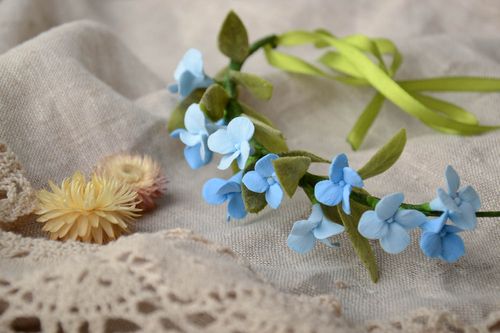 Ghirlanda con fiori azzurri fatta a mano accessorio originale da donna - MADEheart.com