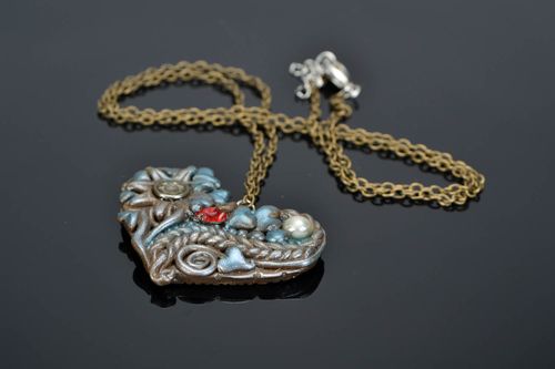 Pingente feito de cerâmica plástica decorado com elementos de bijuterias em uma cadeia Coração - MADEheart.com