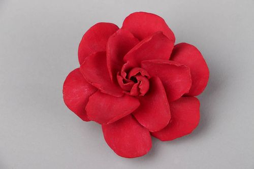 Rote Haarklemme-Brosche in Form einer Blume - MADEheart.com