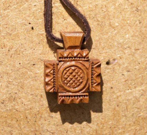 Croix pendentif en bois - MADEheart.com