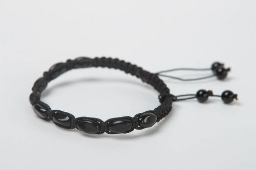 Bracelet tressé fait main Bijoux artisanaux noir perles Accessoire femme - MADEheart.com
