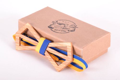 Pajarita de madera y pañuelo para bolsillo de pechera Ucrania - MADEheart.com