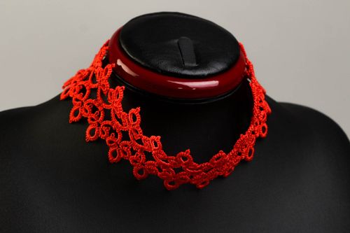 Collar artesanal de hilos color rojo accesorio para mujeres bisutería fina - MADEheart.com