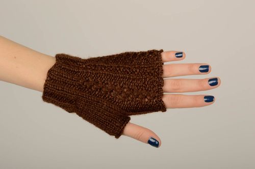 Mitones a ganchillo guantes sin dedos artesanales marrones accesorios de mujer - MADEheart.com