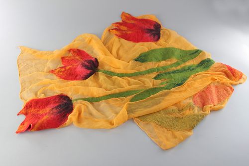 Foulard feutré soie et mousseline de soie jaune fait main avec tulipes rouges - MADEheart.com