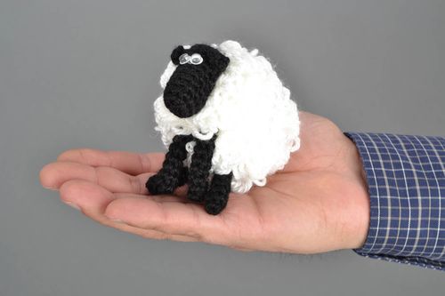 Brinquedo macio de malha Ovelha preta e branca - MADEheart.com
