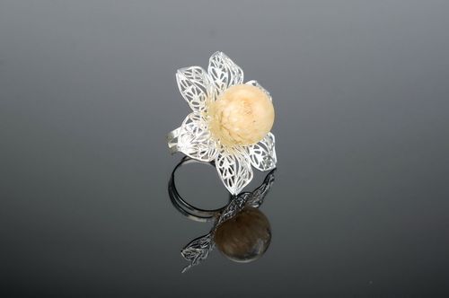 Anel com flor natural em resina epóxi Gomphrena - MADEheart.com