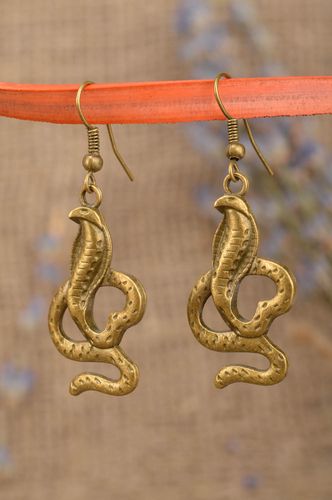 Boucles oreilles pendantes Bijou fait main en métal cobras Cadeau pour femme - MADEheart.com