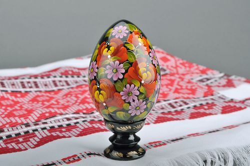 Dekoratives Ei aus Holz auf Ständer Blühende Pfingstrosen - MADEheart.com