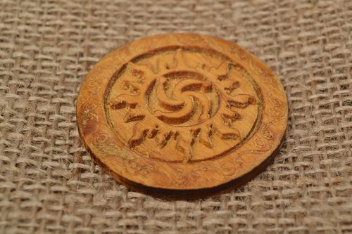 Amuleto protector de madera hecho a mano para casa y familia con símbolo eslavo - MADEheart.com