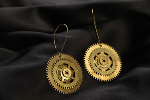Pendientes artesanales con mecanismos de reloj en estilo de steampunk - MADEheart.com