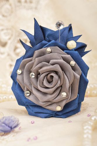 Handgemachte schöne Designer Kanzashi Brosche Blume in Blau und Grau schmuckvoll - MADEheart.com