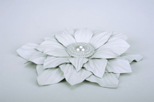 Broche artesanal de couro em forma de uma flor  - MADEheart.com