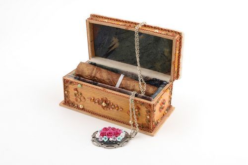 Colgante de arcilla polimérica hecho a mano dotado con cadenita con rositas - MADEheart.com