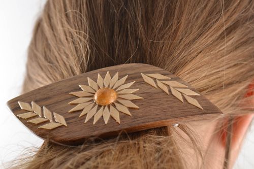 Exklusive lackierte braune schöne Haarspange aus Holz mit Musterung für Frauen  - MADEheart.com