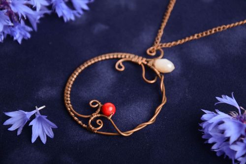 Pendentif rond en cuivre avec perles fantaisie et cristal fait main original - MADEheart.com