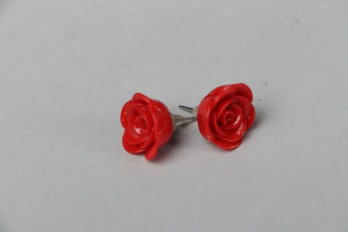 Brincos-cravos em forma das rosas de argila de polímero feitos à mão  - MADEheart.com