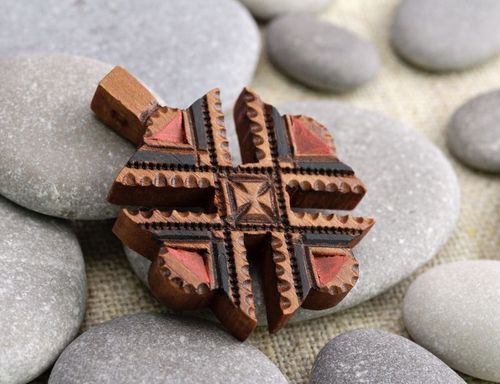 Le pendentif croix en bois - MADEheart.com