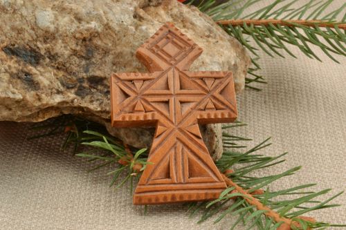 Croix pectorale en bois faite main - MADEheart.com