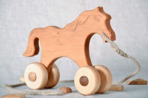 Holzspielzeug Pferd mit Rädern - MADEheart.com
