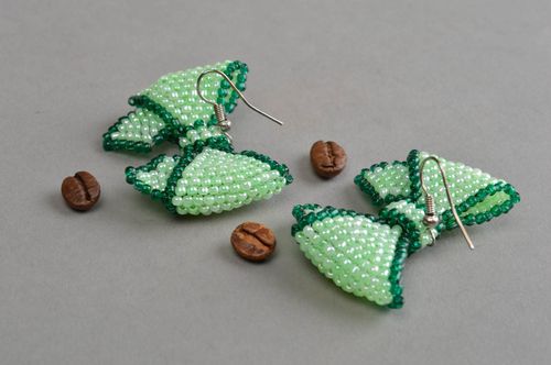 Boucles doreilles noeuds en perles de rocaille vertes faites main de créateur - MADEheart.com