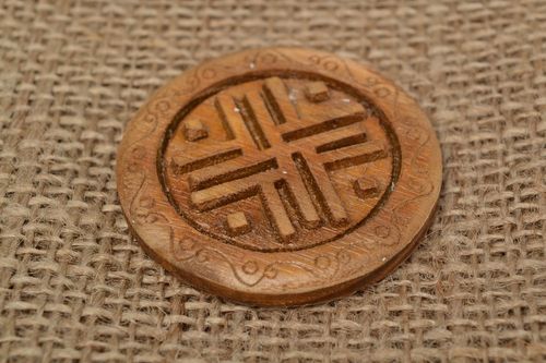 Amulette faite main sculptée en bois de chêne ronde avec symbole slave Voyageur - MADEheart.com