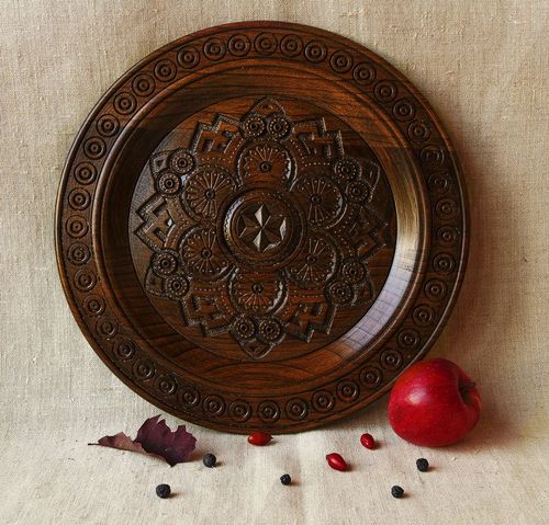 Piatto di legno fatto a mano piatto decorativo piatto intagliato da parete - MADEheart.com