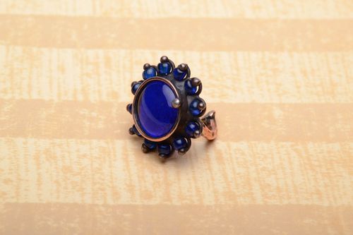 Kupfer Ring mit blauem Glas - MADEheart.com