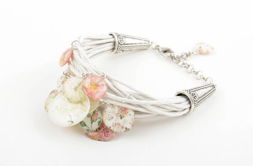 Bracelet blanc Bijou fait main multirang lacets avec breloques Cadeau femme - MADEheart.com