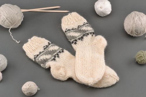 White wool knitted socks - MADEheart.com