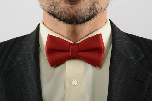 Deep red bow tie made of gabardine - MADEheart.com