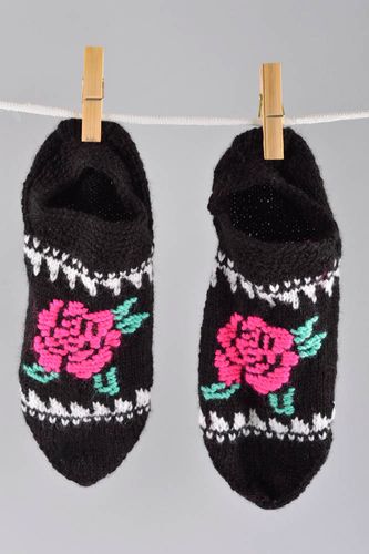 Chaussettes tricot faites main Vêtement femme noires coton Cadeau original Roses - MADEheart.com