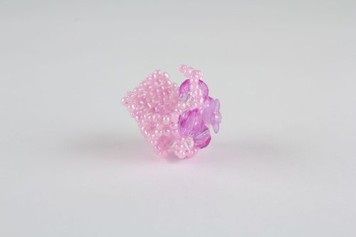 Anillo artesanal de abalorios de color rosado - MADEheart.com