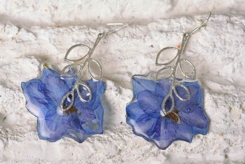 Boucles doreilles bleues Bijou fait main résine époxyde fleurs Accessoire femme - MADEheart.com