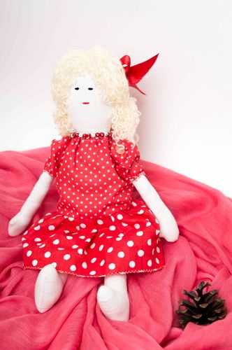 Bambola a pois in stoffa fatta a mano pupazzo tessile originale idee regalo - MADEheart.com