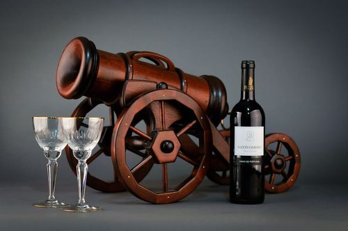 Soporte hecho de madera para el vino en forma de cañón - MADEheart.com