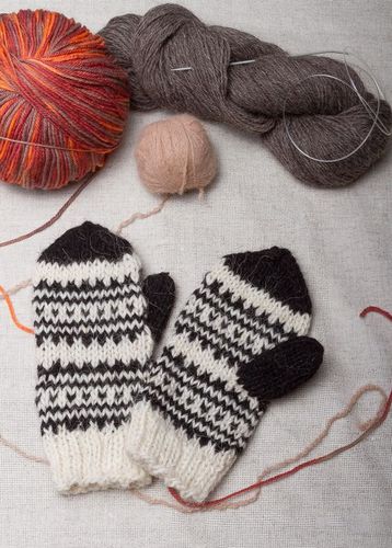 Women woolen mittens - MADEheart.com