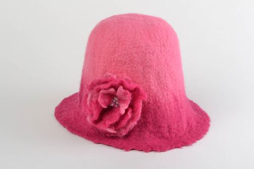 Rosafarbiger handgemachter Hut für Sauna aus Wolle Trockenfilzen mit Blume - MADEheart.com