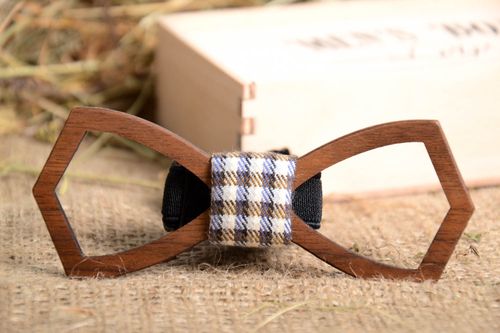 Handmade geschnitzte Fliege Krawatte Accessoire für Männer Fliege aus Holz braun - MADEheart.com