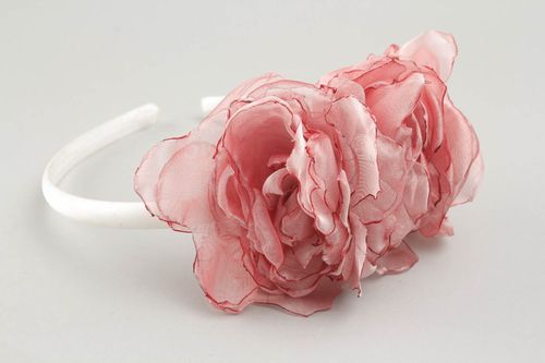 Aro de cabelo com com flores têxteis numa base de plástico acessório feminino - MADEheart.com