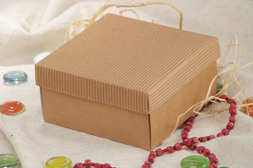 Petite boîte en carton brune carrée avec couvercle gaufré pour cadeau faite main - MADEheart.com