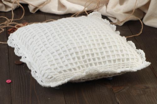 Coussin fait main décoratif blanc tricoté au crochet pour canapé ajouré - MADEheart.com