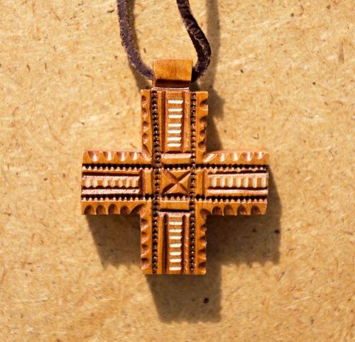 Croix pectorale en bois sculptée - MADEheart.com