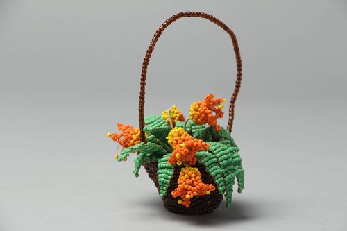 Panier de fleurs artisanal en perles de rocaille  - MADEheart.com