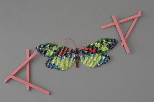 Aimant fait main en perles de rocaille déco Papillon vert aux larges ailes - MADEheart.com